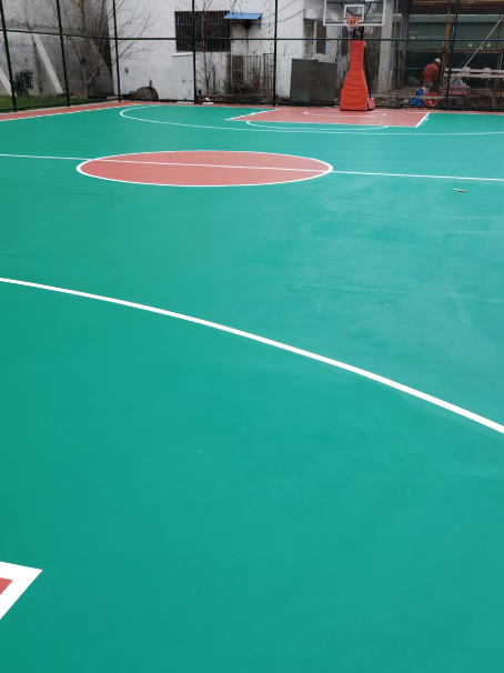 老街街道 球场长期使用易出现地面开裂